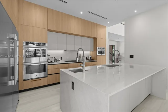 $5,700,000 | 19900 Northeast 21st Court, Miami, FL 33179