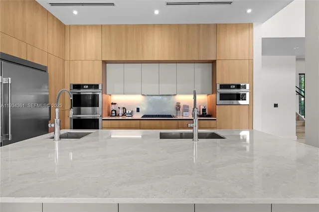 $5,700,000 | 19900 Northeast 21st Court, Miami, FL 33179