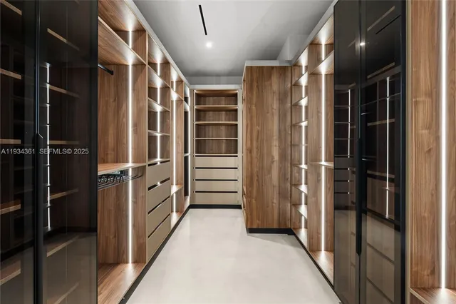 $5,700,000 | 19900 Northeast 21st Court, Miami, FL 33179