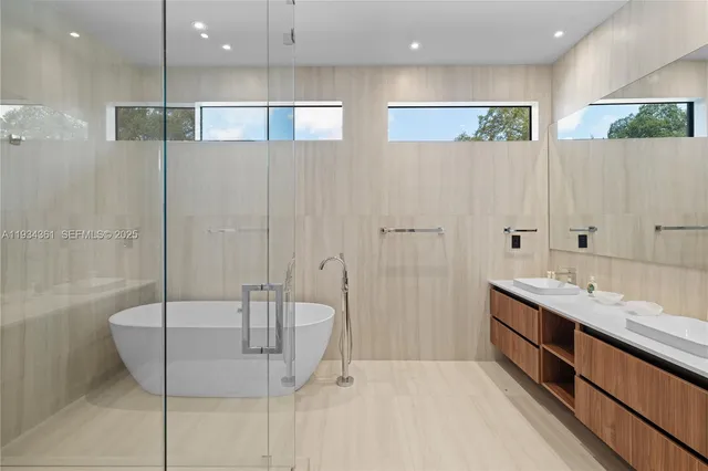 $5,700,000 | 19900 Northeast 21st Court, Miami, FL 33179