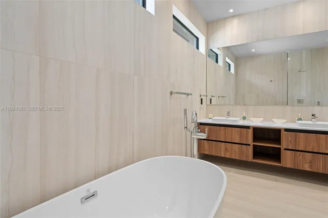 $5,700,000 | 19900 Northeast 21st Court, Miami, FL 33179