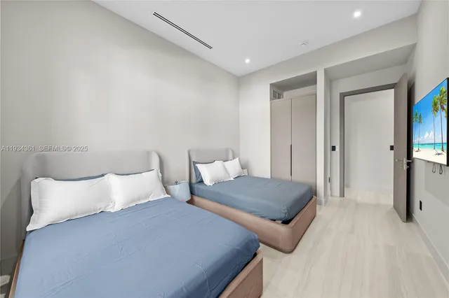 $5,700,000 | 19900 Northeast 21st Court, Miami, FL 33179