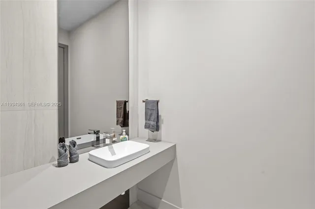 $5,700,000 | 19900 Northeast 21st Court, Miami, FL 33179