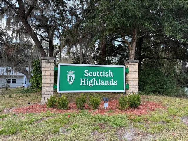 a sign that is sitting on a brick wall