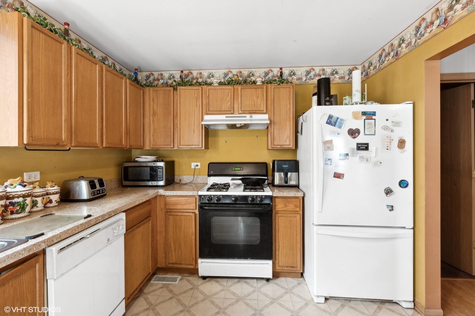 657 Serendipity Drive Aurora, IL 60504 - Photo 4 of 13 a white refrigerator freezer sitting inside of a kitchen