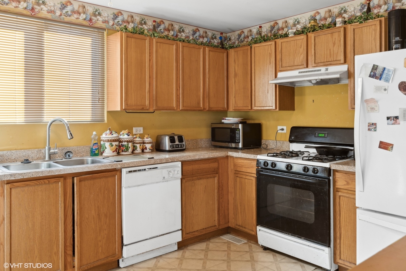 657 Serendipity Drive Aurora, IL 60504 - Photo 5 of 13 a kitchen with a stove a sink and a refrigerator