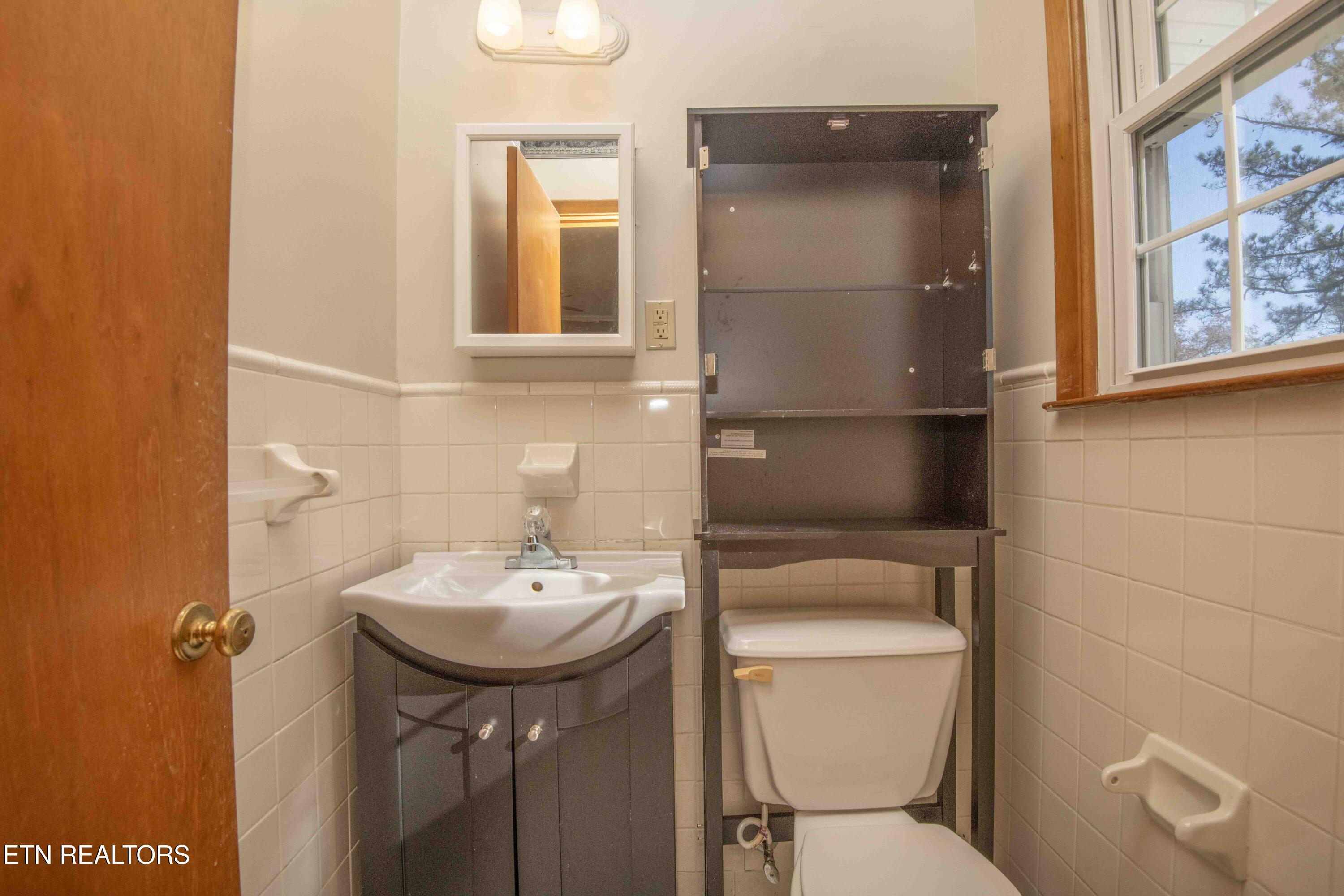 4708 Maplehill Road Knoxville, TN 37914 - Photo 20 of 47 Half Bath