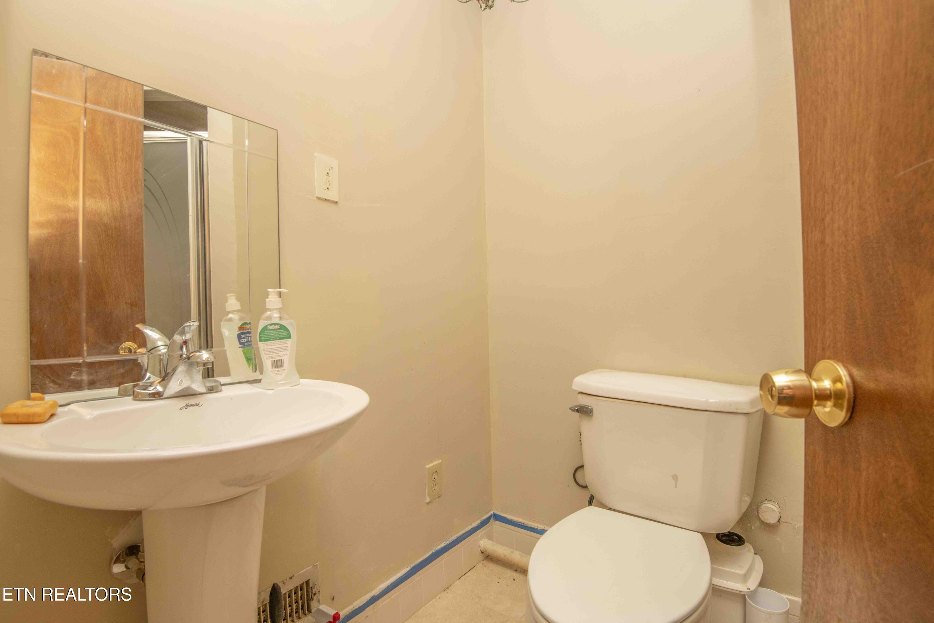 4708 Maplehill Road Knoxville, TN 37914 - Photo 36 of 47 Basement Bath