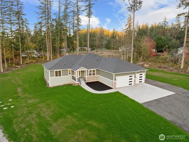 a view of a house with a yard