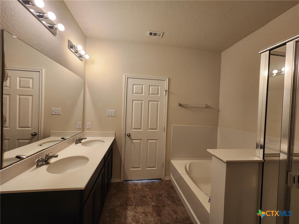 5822 Hopkins Drive Temple, TX 76502 - Photo 23 of 32 a bathroom with a sink a tub and a mirror