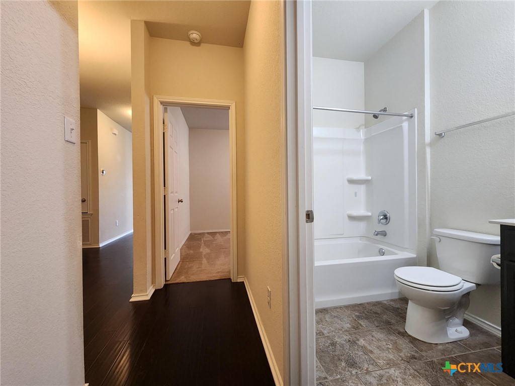 5822 Hopkins Drive Temple, TX 76502 - Photo 6 of 32 a bathroom with a toilet and a bathtub