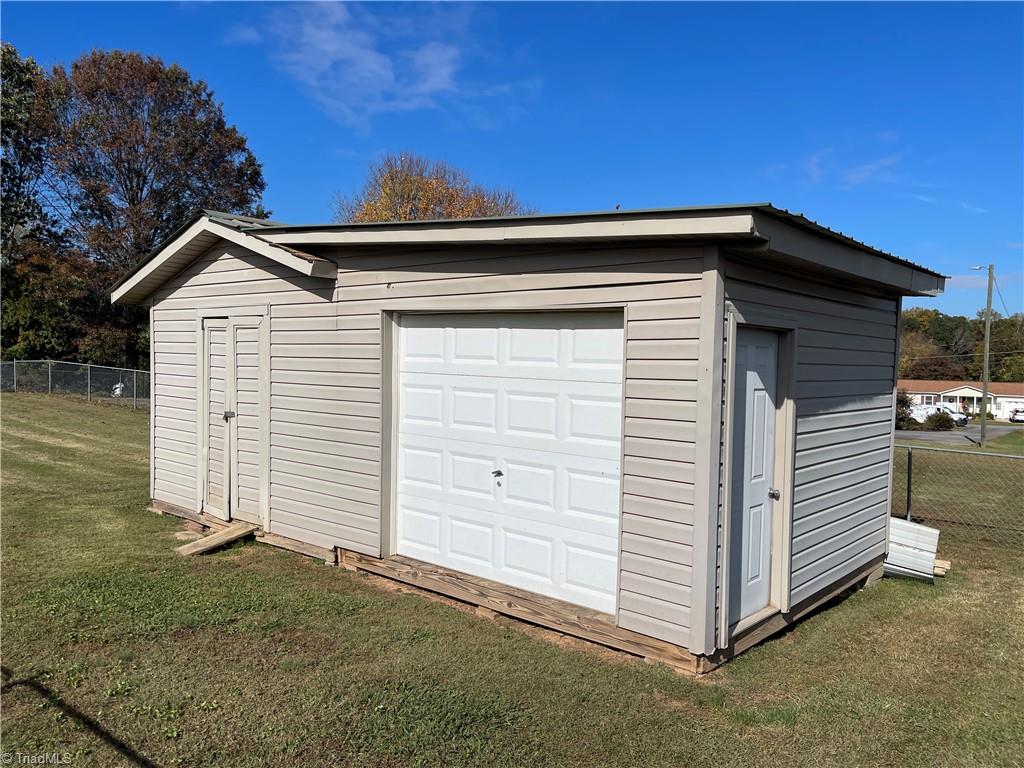 711 Ben Lee Road Thomasville, NC 27360 - Photo 23 of 28 Gallery Image 23