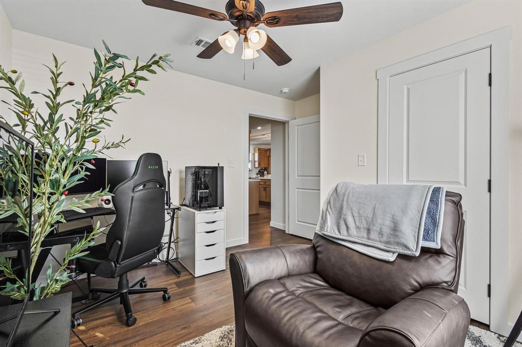 997 Private Road Brookston, TX 24977 - Photo 19 of 28 a living room with furniture and a potted plant