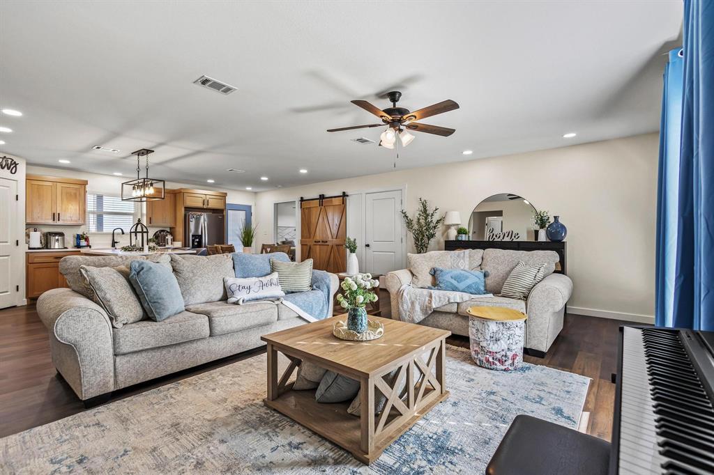997 Private Road Brookston, TX 24977 - Photo 6 of 28 a living room with furniture