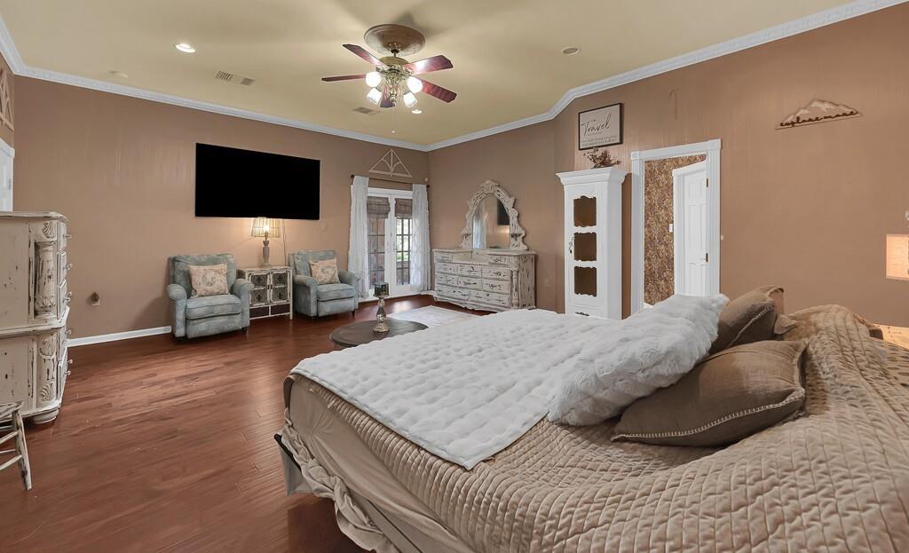 2300 North Rock Creek Road Waco, TX 76708 - Photo 12 of 40 a living room with furniture and a flat screen tv