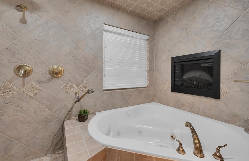 2300 North Rock Creek Road Waco, TX 76708 - Photo 15 of 40 a bathroom with a tub
