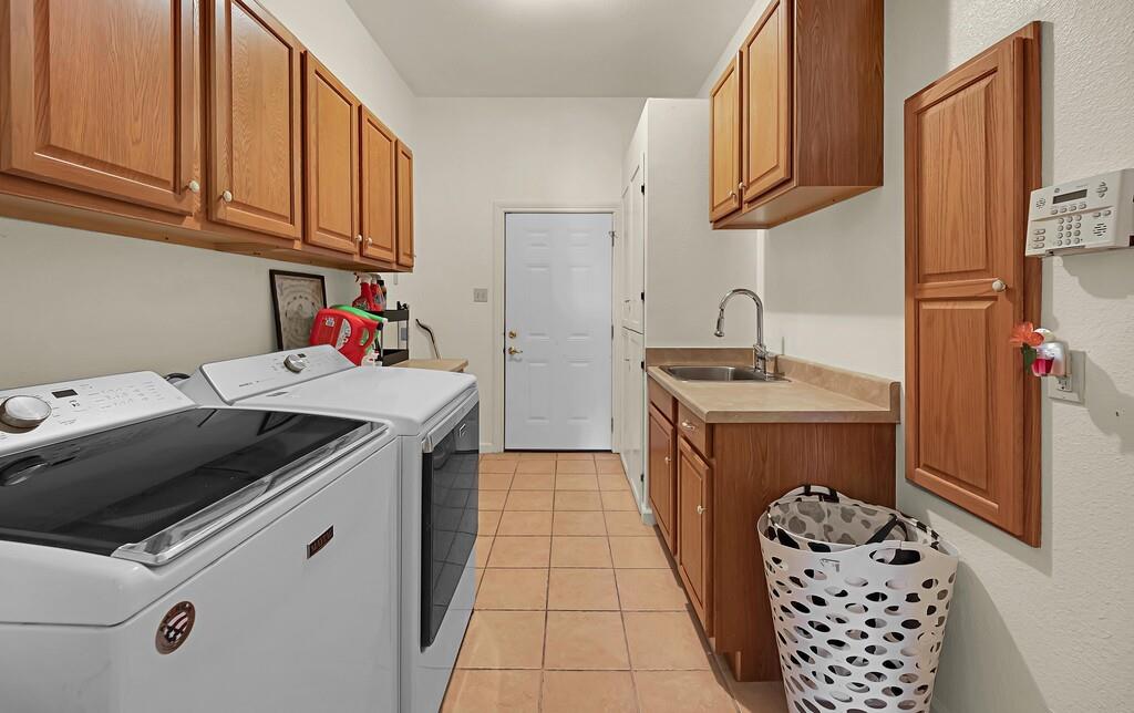 2300 North Rock Creek Road Waco, TX 76708 - Photo 21 of 40 a utility room with sink dryer and washer
