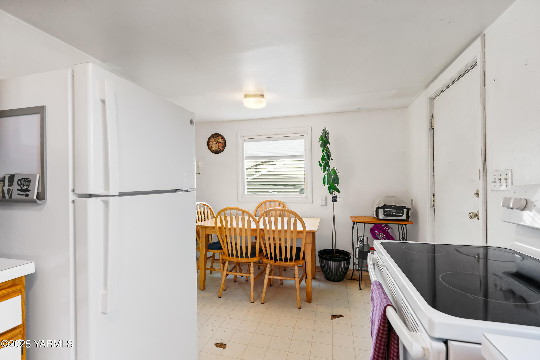 2301 North Wenas Road Selah, WA 98942 - Photo 13 of 25 a living room with furniture