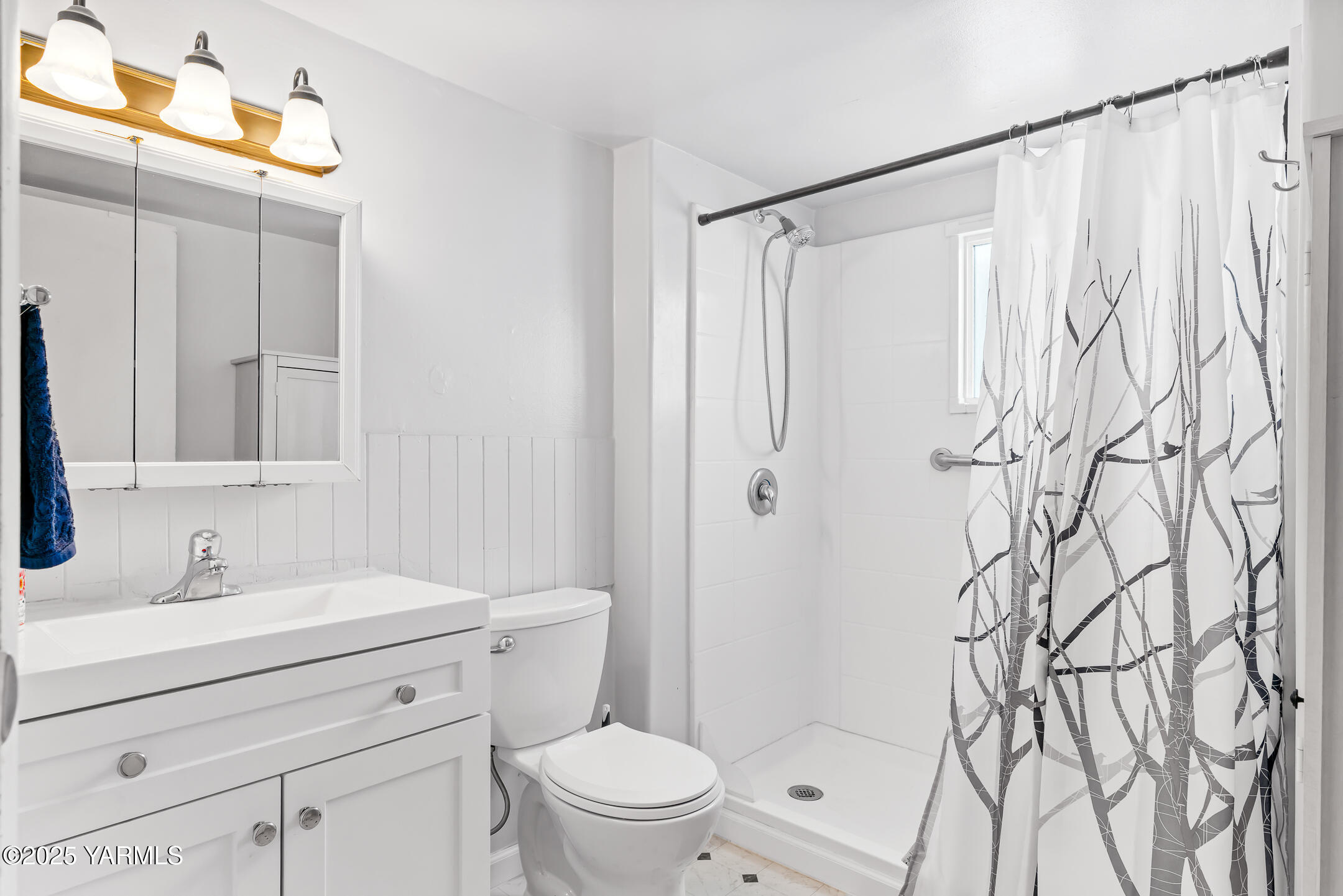 2301 North Wenas Road Selah, WA 98942 - Photo 14 of 25 a bathroom with a shower curtain a sink and a toilet