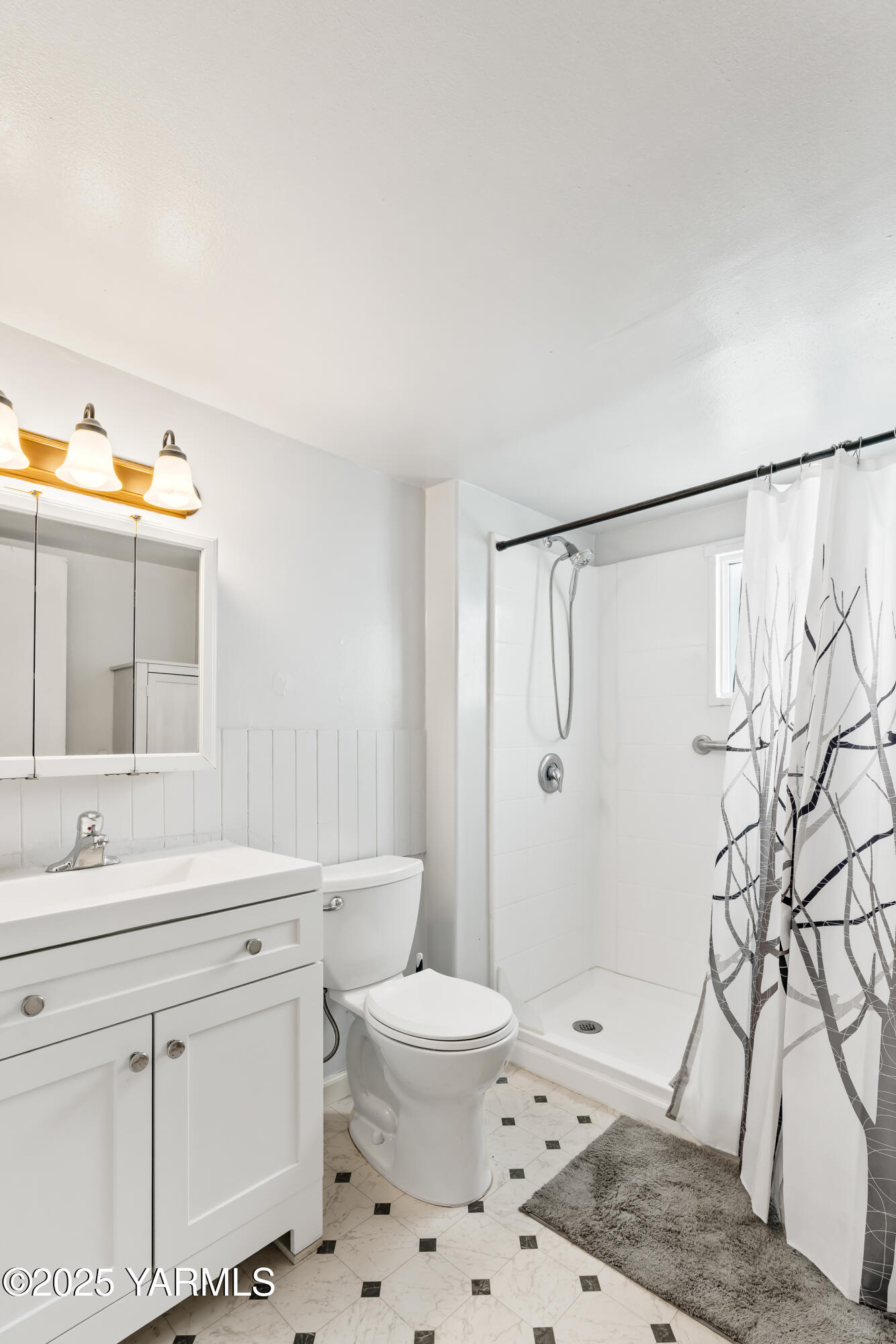 2301 North Wenas Road Selah, WA 98942 - Photo 15 of 25 a bathroom with a sink a toilet and shower