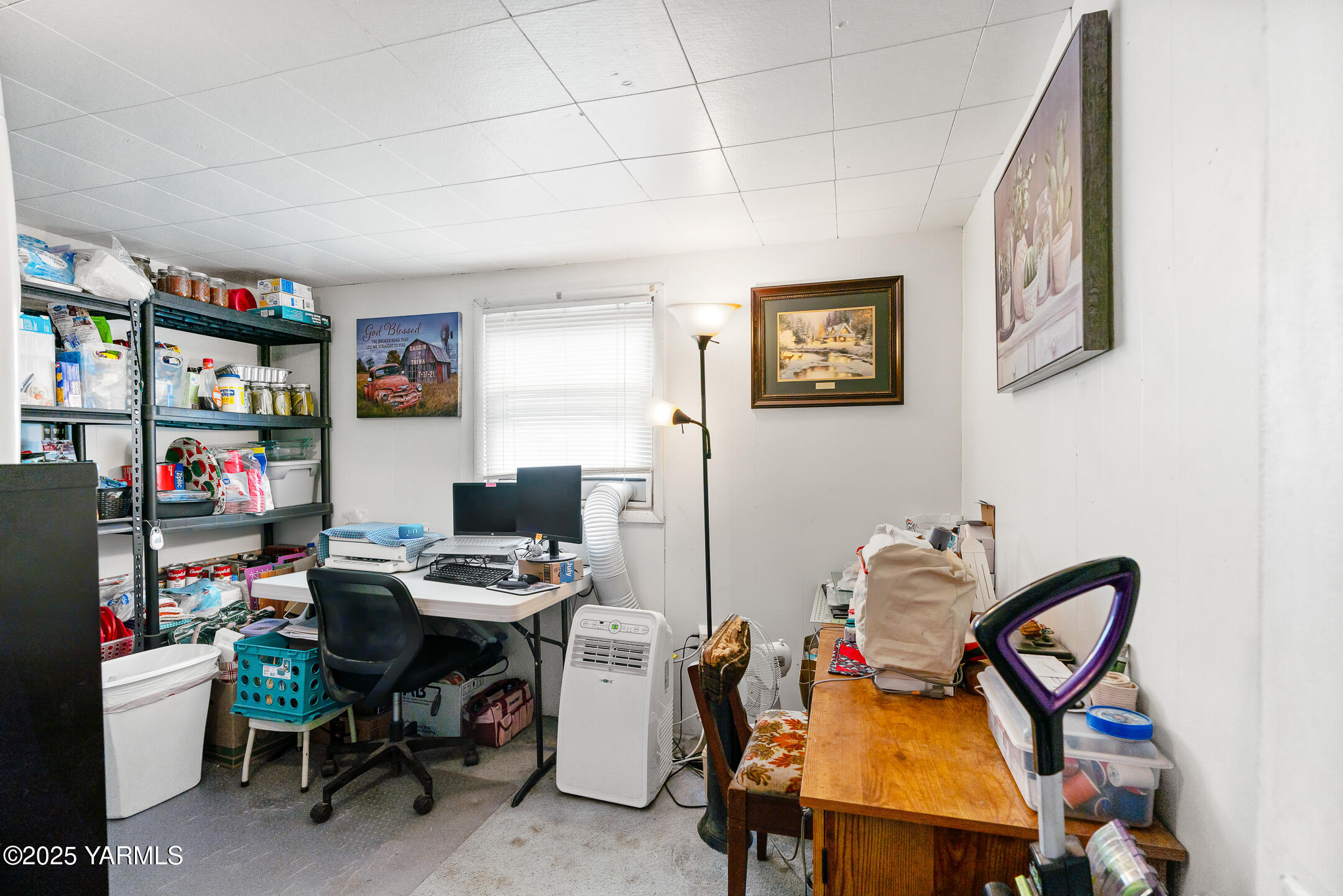 2301 North Wenas Road Selah, WA 98942 - Photo 16 of 25 a view of a workspace with furniture