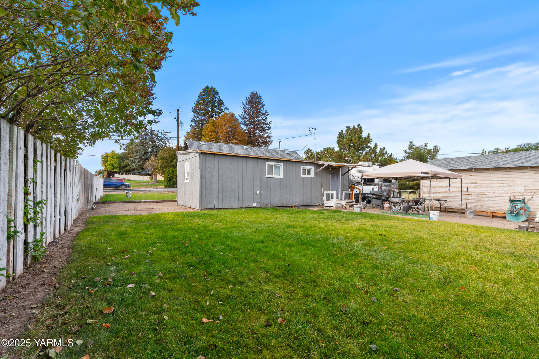 2301 North Wenas Road Selah, WA 98942 - Photo 18 of 25 a view of a house with backyard and garden