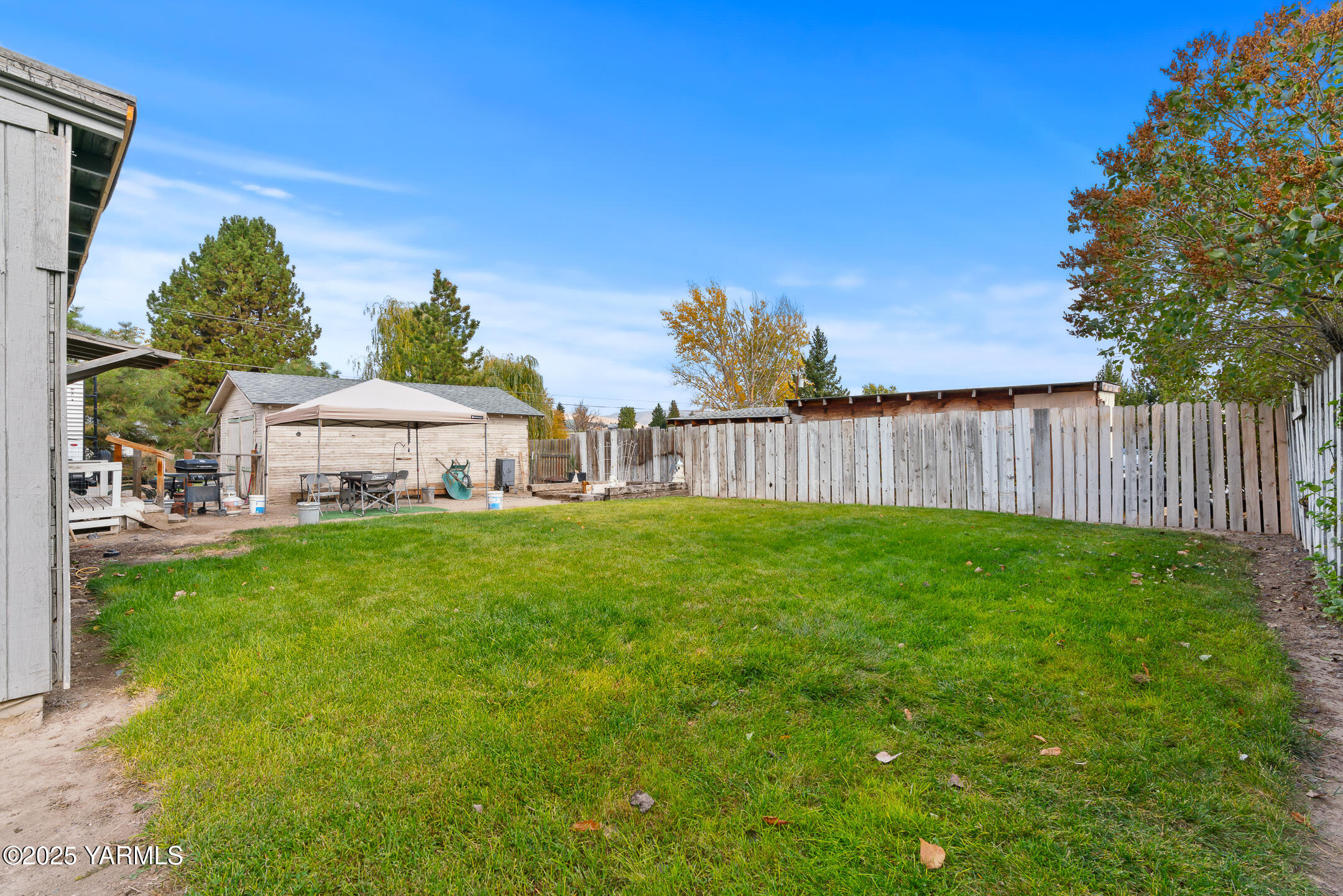 2301 North Wenas Road Selah, WA 98942 - Photo 19 of 25 a view of a house with backyard and sitting area