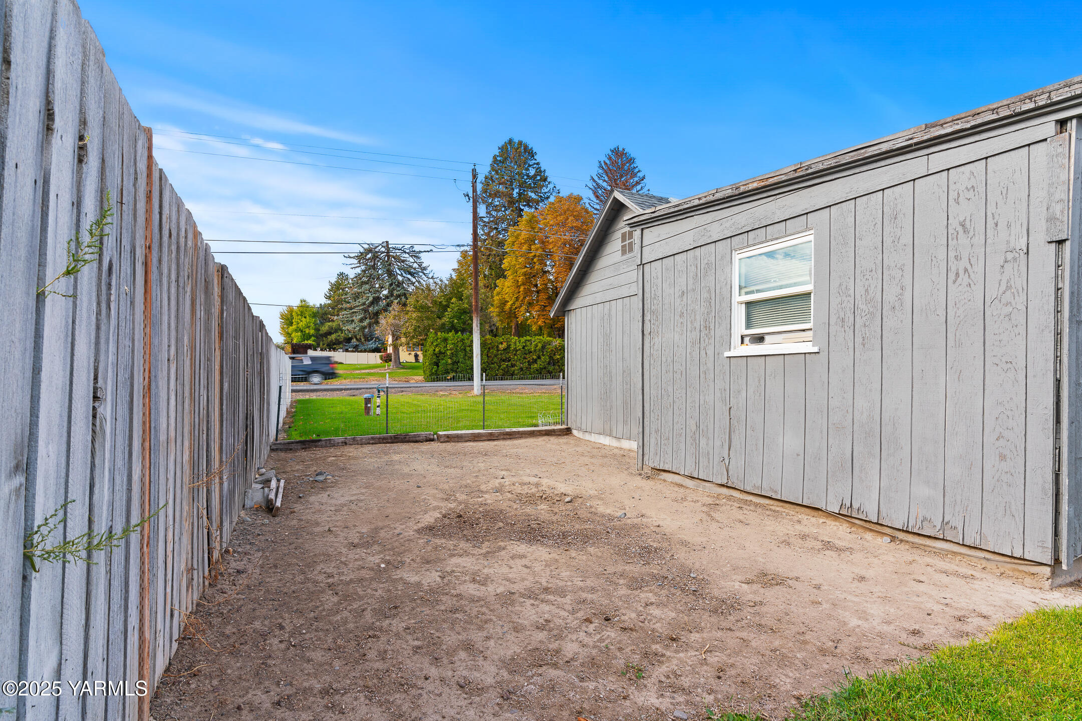 2301 North Wenas Road Selah, WA 98942 - Photo 20 of 25 a view of a backyard with a garden