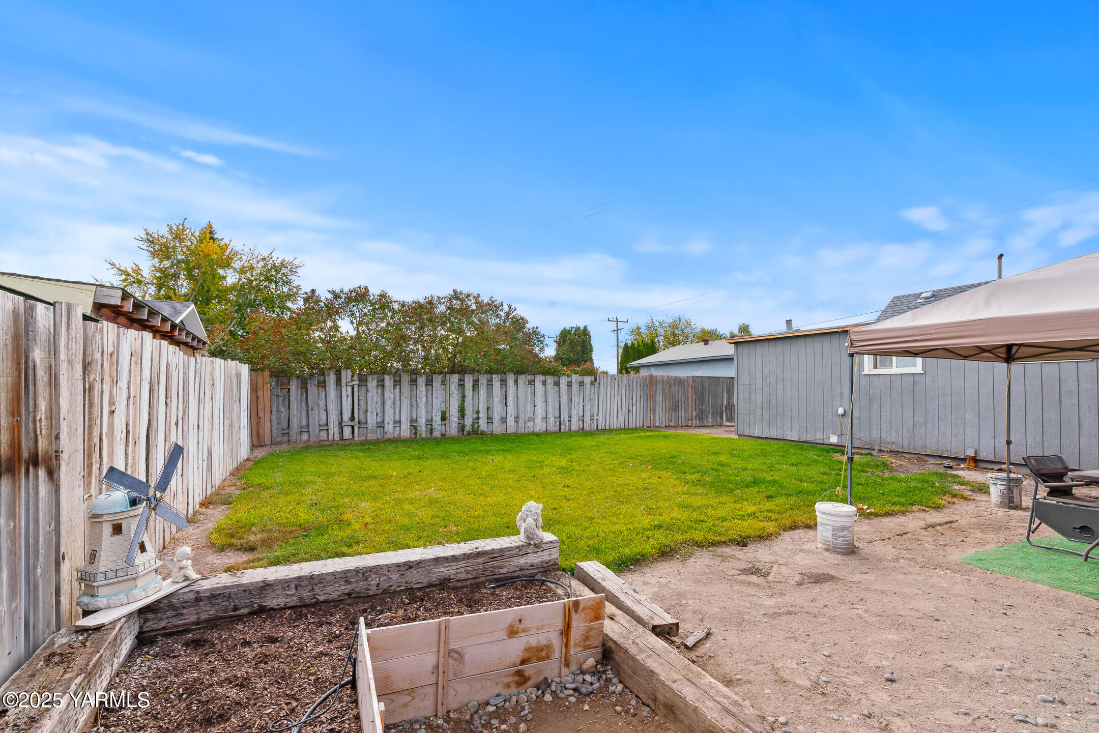 2301 North Wenas Road Selah, WA 98942 - Photo 24 of 25 a view of a backyard with wooden fence
