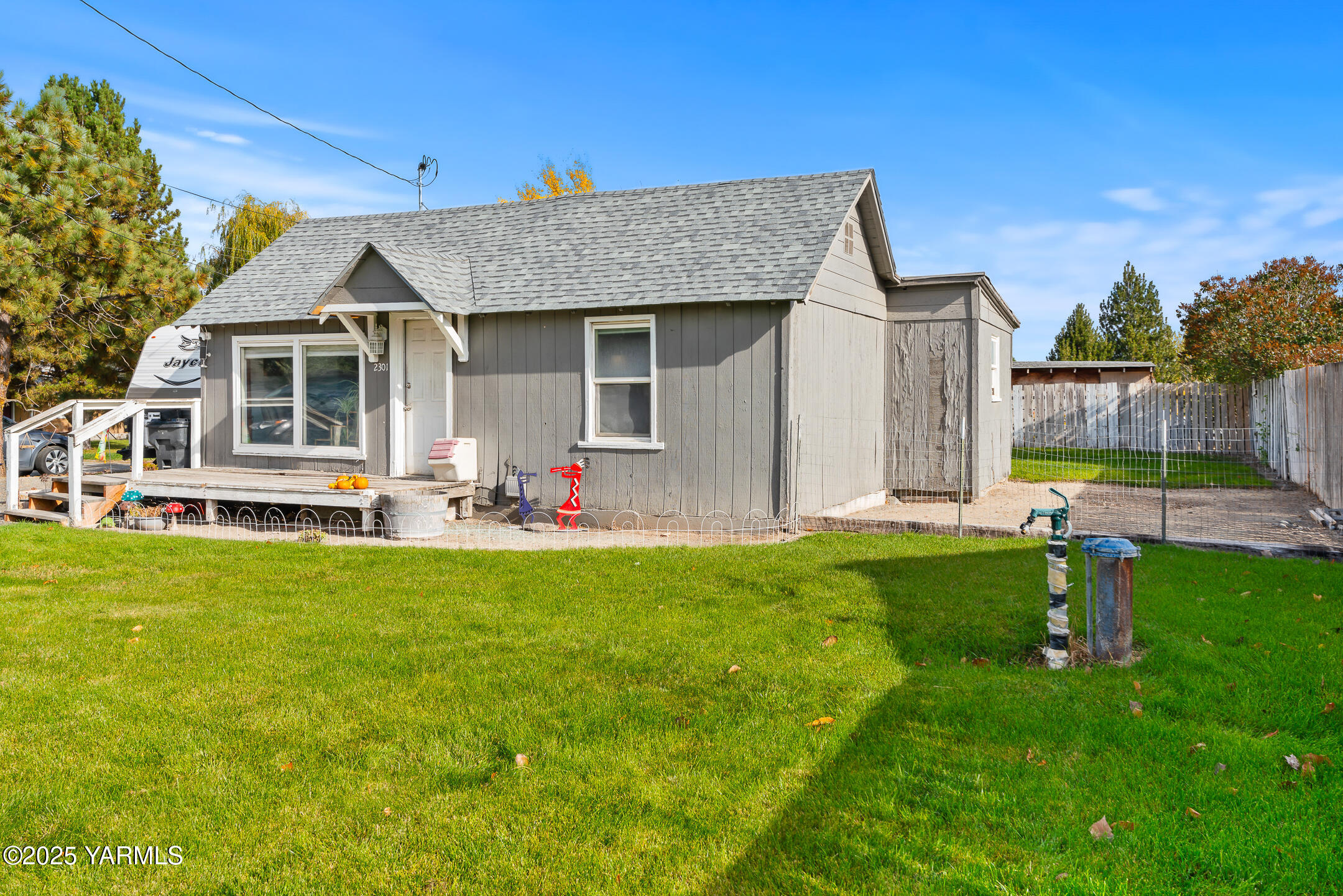 2301 North Wenas Road Selah, WA 98942 - Photo 3 of 25 a view of a house with a backyard