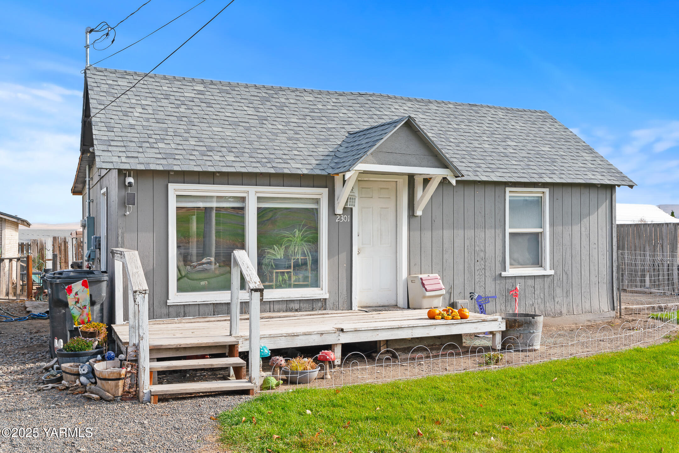 2301 North Wenas Road Selah, WA 98942 - Photo 4 of 25 a front view of a house with a yard table and chairs