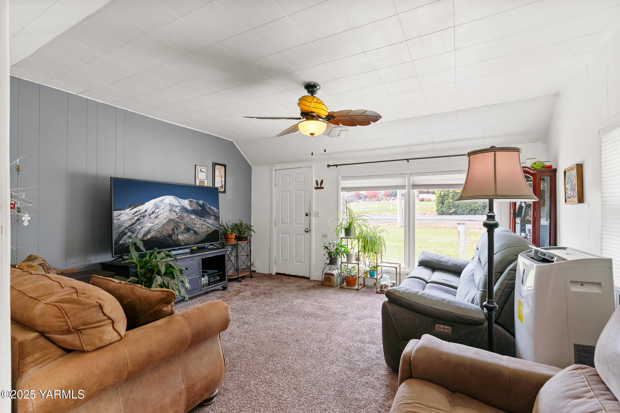 2301 North Wenas Road Selah, WA 98942 - Photo 5 of 25 a living room with furniture and a flat screen tv