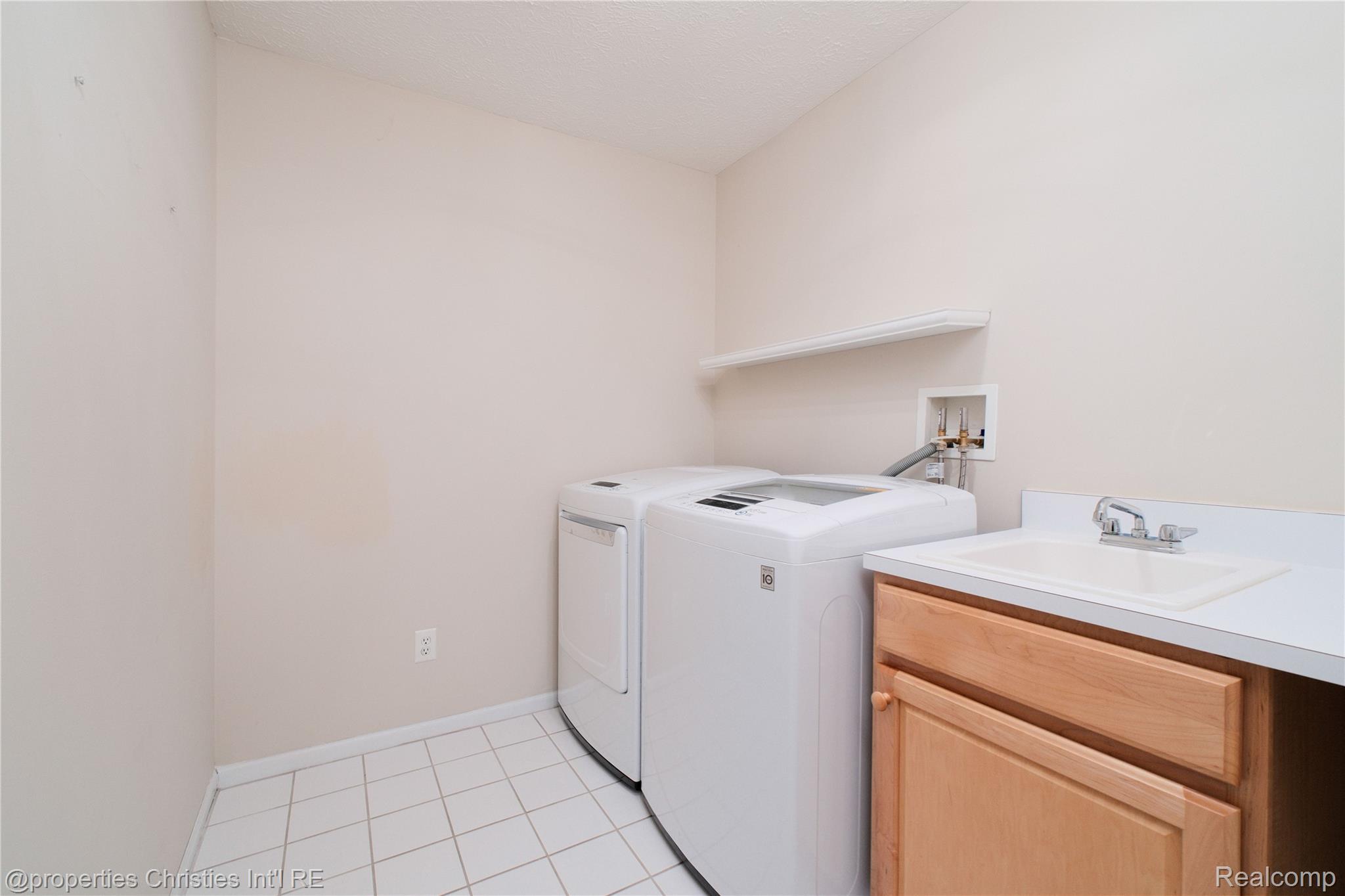 2005 North Splitstone Pinckney, MI 48169 - Photo 27 of 57 Convenient 1st floor laundry