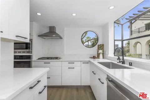 $1,200,000 | 11601 Montana Avenue, Unit PH7, Los Angeles, CA 90049