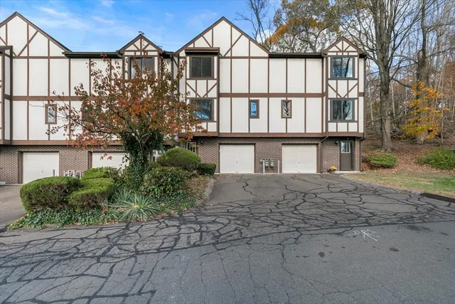 $299,000 | 204 New Haven Avenue, Unit 2G, Derby, CT 06418