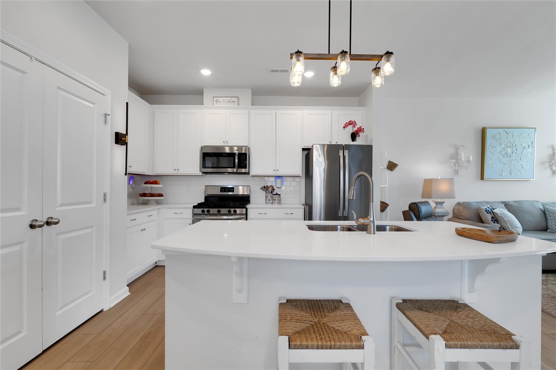 453 Bee Cv Way Pendleton, SC 29670 - Photo 5 of 25 Culinary creations come to life in this contemporary kitchen, boasting sleek stainless appliances with a gas range and an inviting quartz breakfast bar.