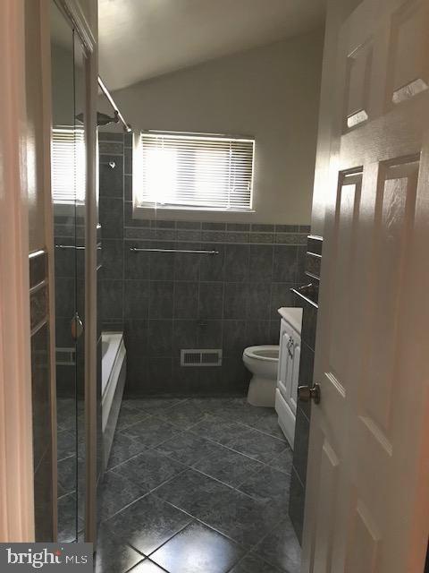 815 Hopewood Road Baltimore, MD 21208 - Photo 17 of 20 2 Flr Bathroom
