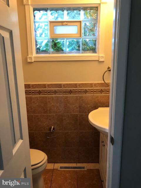 815 Hopewood Road Baltimore, MD 21208 - Photo 6 of 20 1st Flr Powder Room