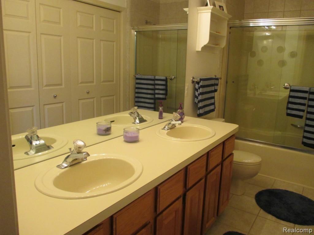 2356 Pleasant View Drive Rochester, MI 48306 - Photo 14 of 22 Bath Main.jpg