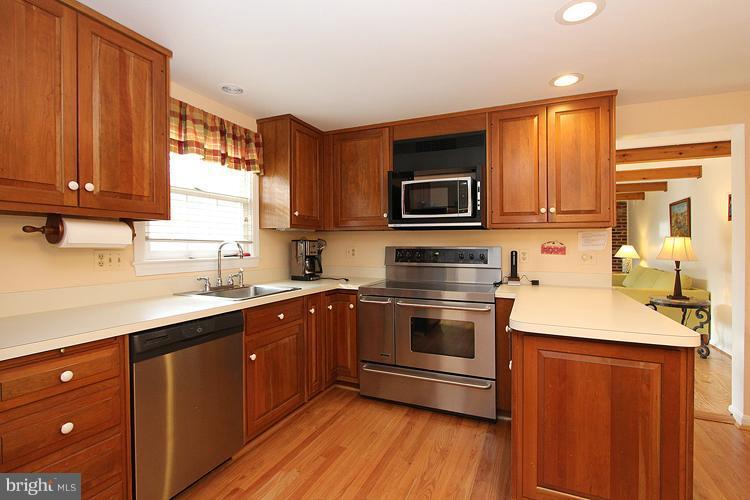 8400 Aqueduct Road Potomac, MD 20854 - Photo 22 of 25 Kitchen