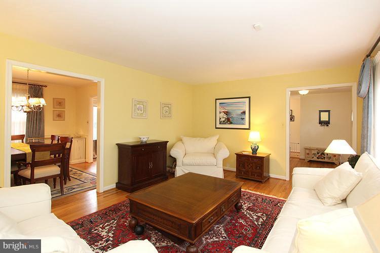 8400 Aqueduct Road Potomac, MD 20854 - Photo 23 of 25 Living Room
