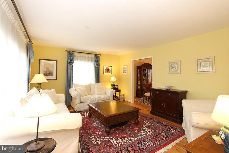 8400 Aqueduct Road Potomac, MD 20854 - Photo 5 of 25 Living Room