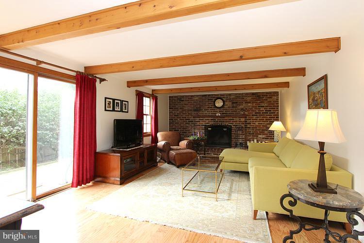 8400 Aqueduct Road Potomac, MD 20854 - Photo 7 of 25 Family Room