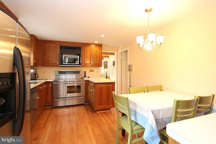 8400 Aqueduct Road Potomac, MD 20854 - Photo 10 of 25 Kitchen