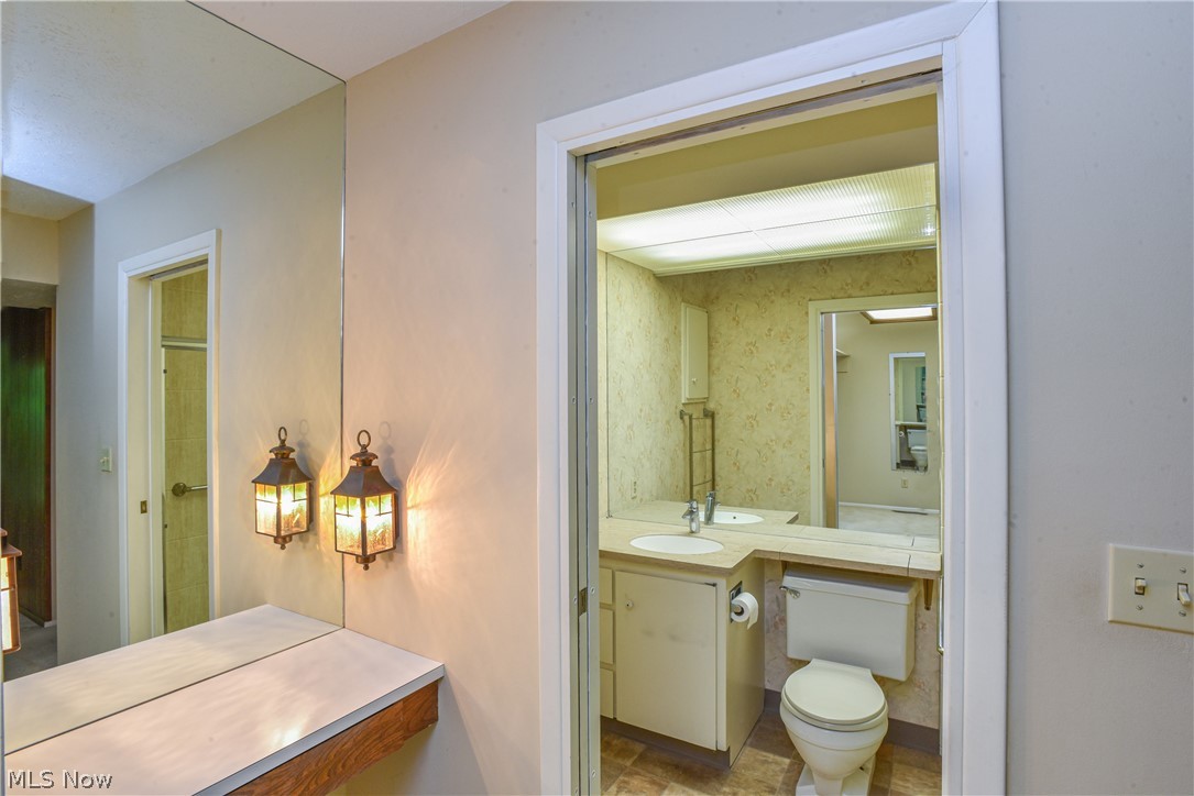 17612 Ridge Creek Road Strongsville, OH 44136 - Photo 26 of 31 Primary bath