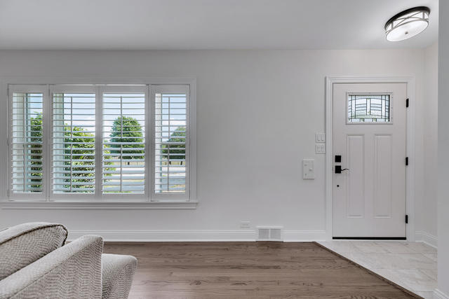 5220 Wolf Road Western Springs, IL 60558 - Photo 3 of 22