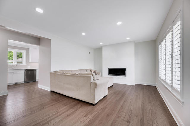 5220 Wolf Road Western Springs, IL 60558 - Photo 4 of 22