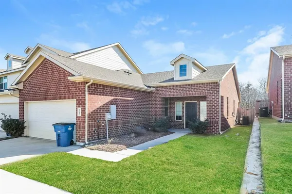 $1,820 | 1305 Mallard Cove, Ennis, TX 75119