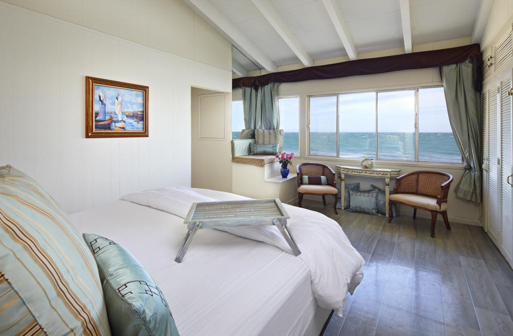 3246 Beach Club Road Carpinteria, CA 93013 - Photo 7 of 7 a living room with furniture and a large window