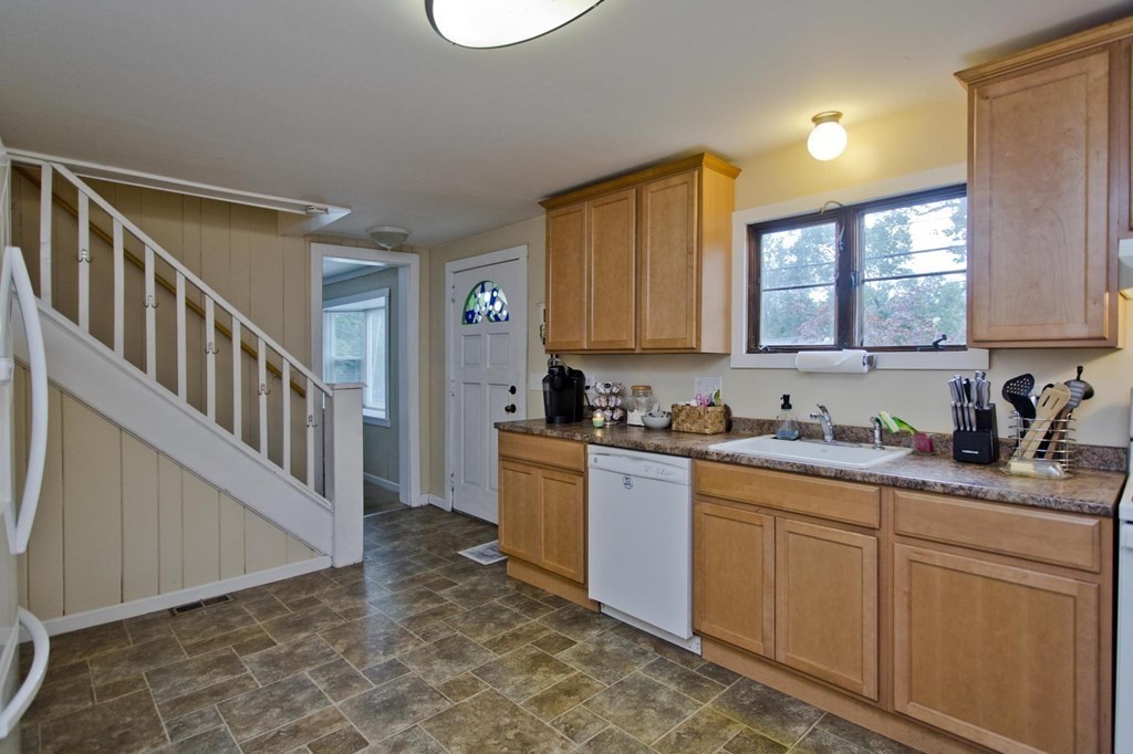 129 Long Pond Road Westfield, MA 01085 - Photo 5 of 30
